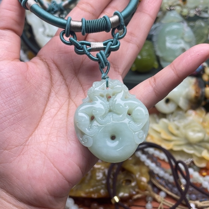 蛇纹石玉吊坠合金