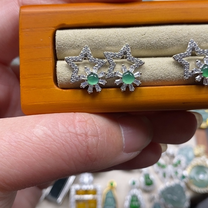 翡翠颈饰未镶嵌翡翠