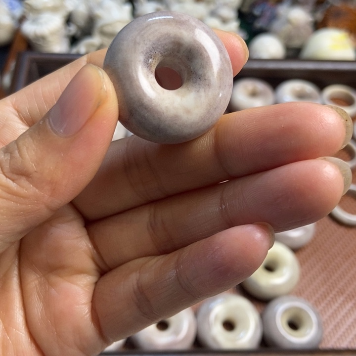 条***狗配饰鹿角雕刻一个出