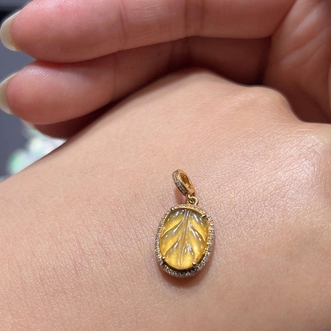 翡翠颈饰18K金镶嵌小*酱吊坠