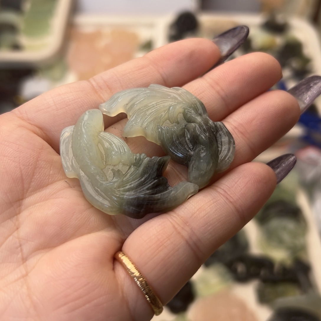 蛇纹石玉颈饰合金