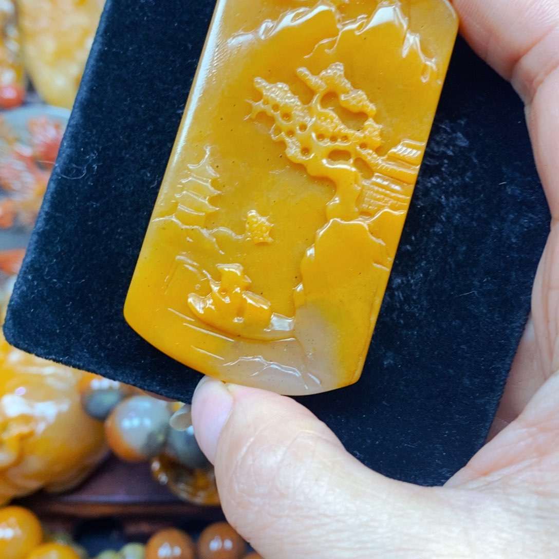未镶嵌石英质玉（黄龙玉）颈饰