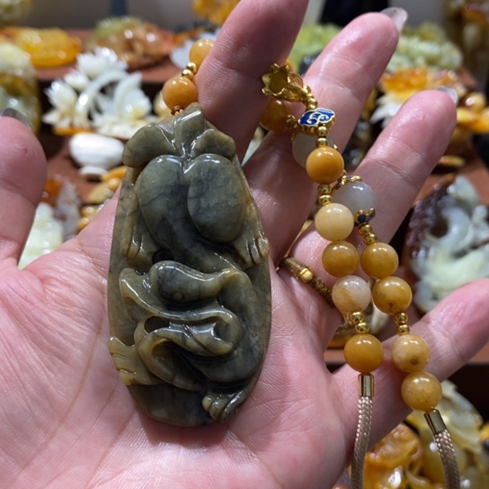 蛇纹石玉未镶嵌颈饰