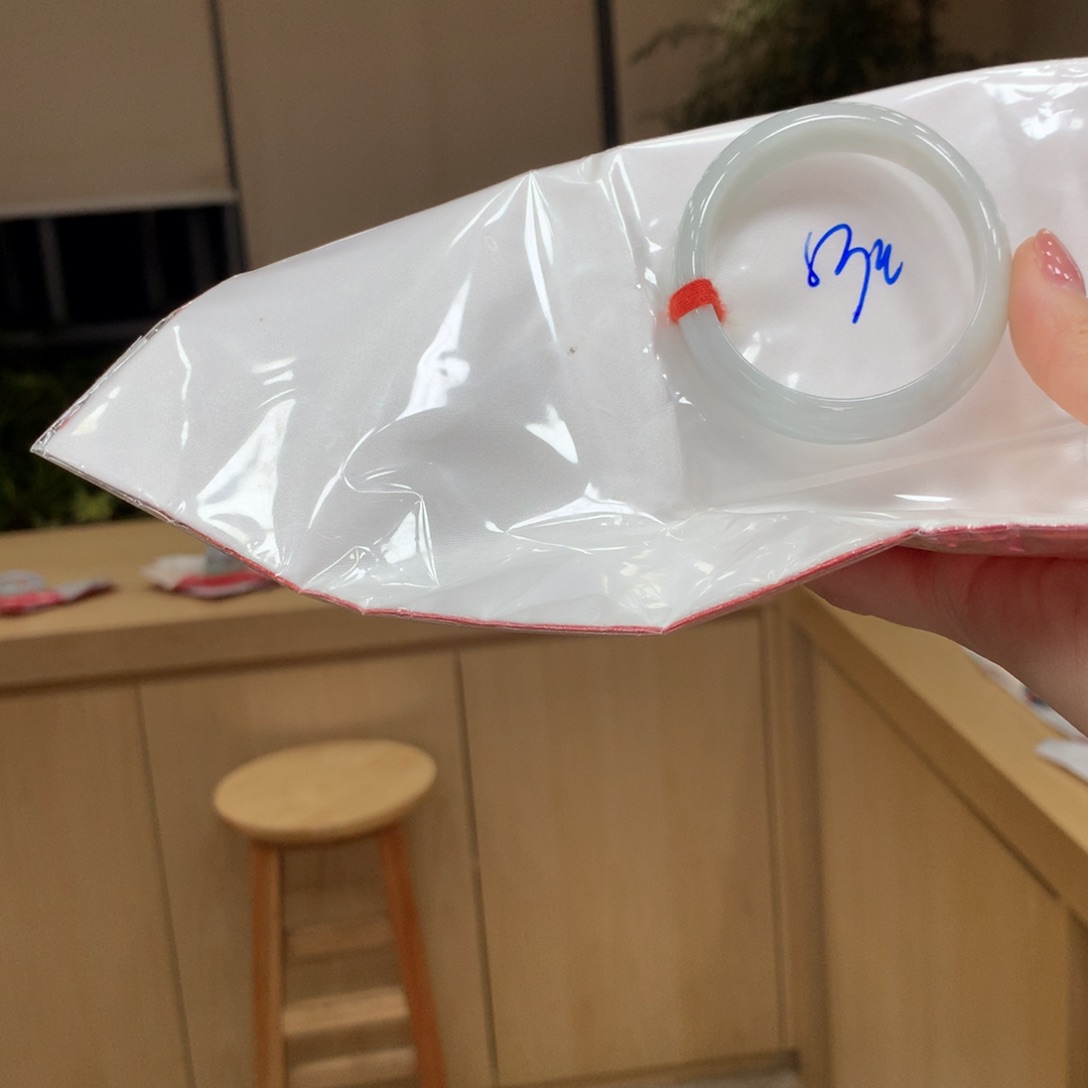 翡翠手镯未镶嵌不退不换