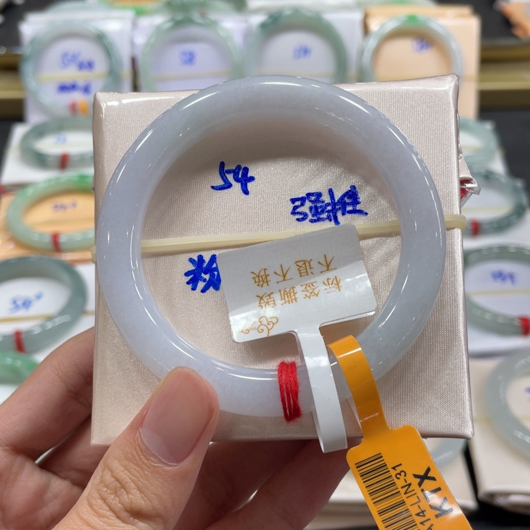 翡翠手镯未镶嵌翡翠手镯
