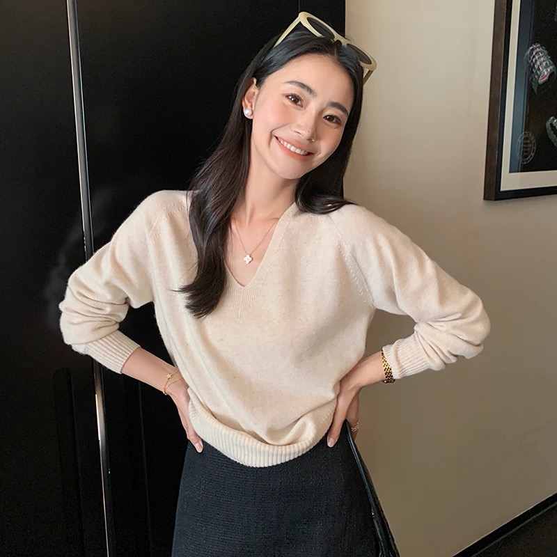 商场同款无缝一体羊绒衫女V领宽松针织毛衣内搭打底秋冬纯色软糯