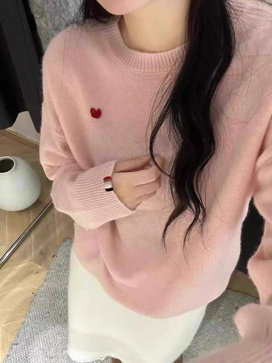 设计师款爱心羊绒衫女圆领春秋新款宽松减龄刺绣套头针织打底毛衣