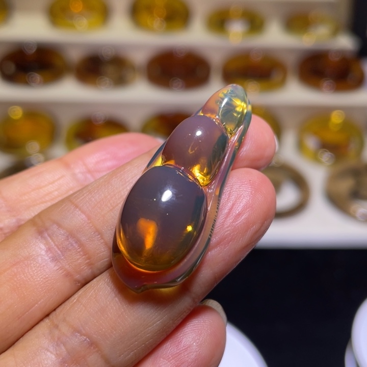 琥珀颈饰未镶嵌红绿茶双色豆角3.6克