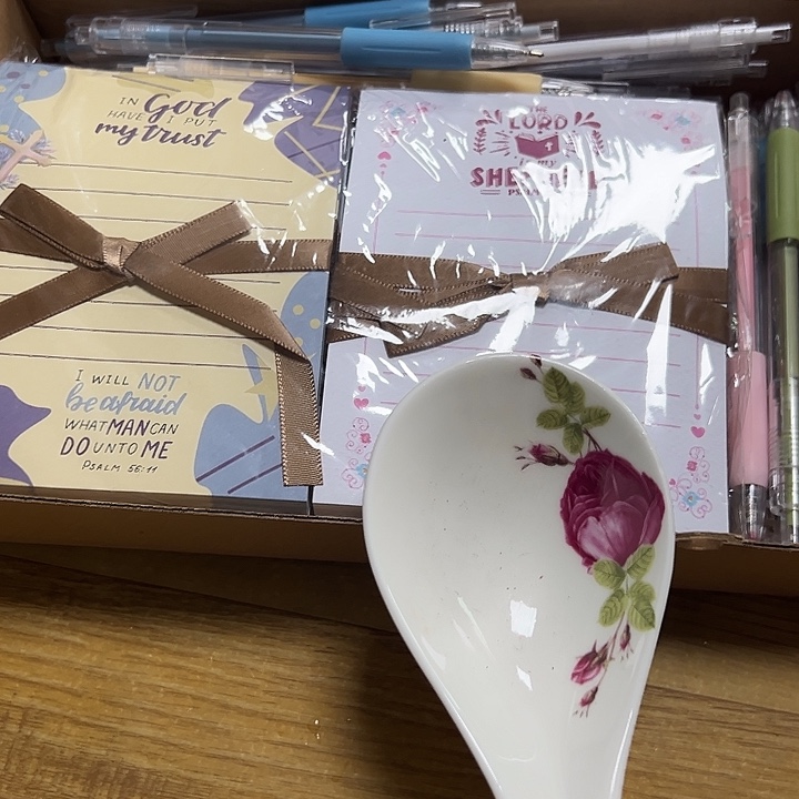 看准图片买朱泥发两盒883笔和便利贴