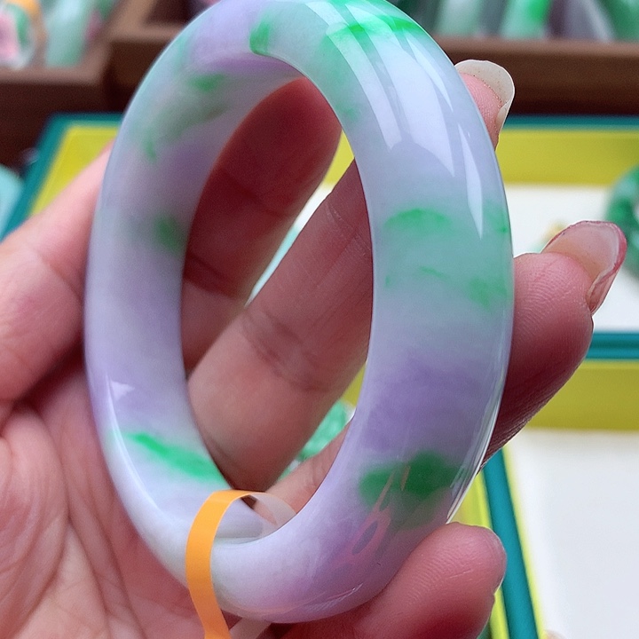 翡翠手镯未镶嵌翡翠