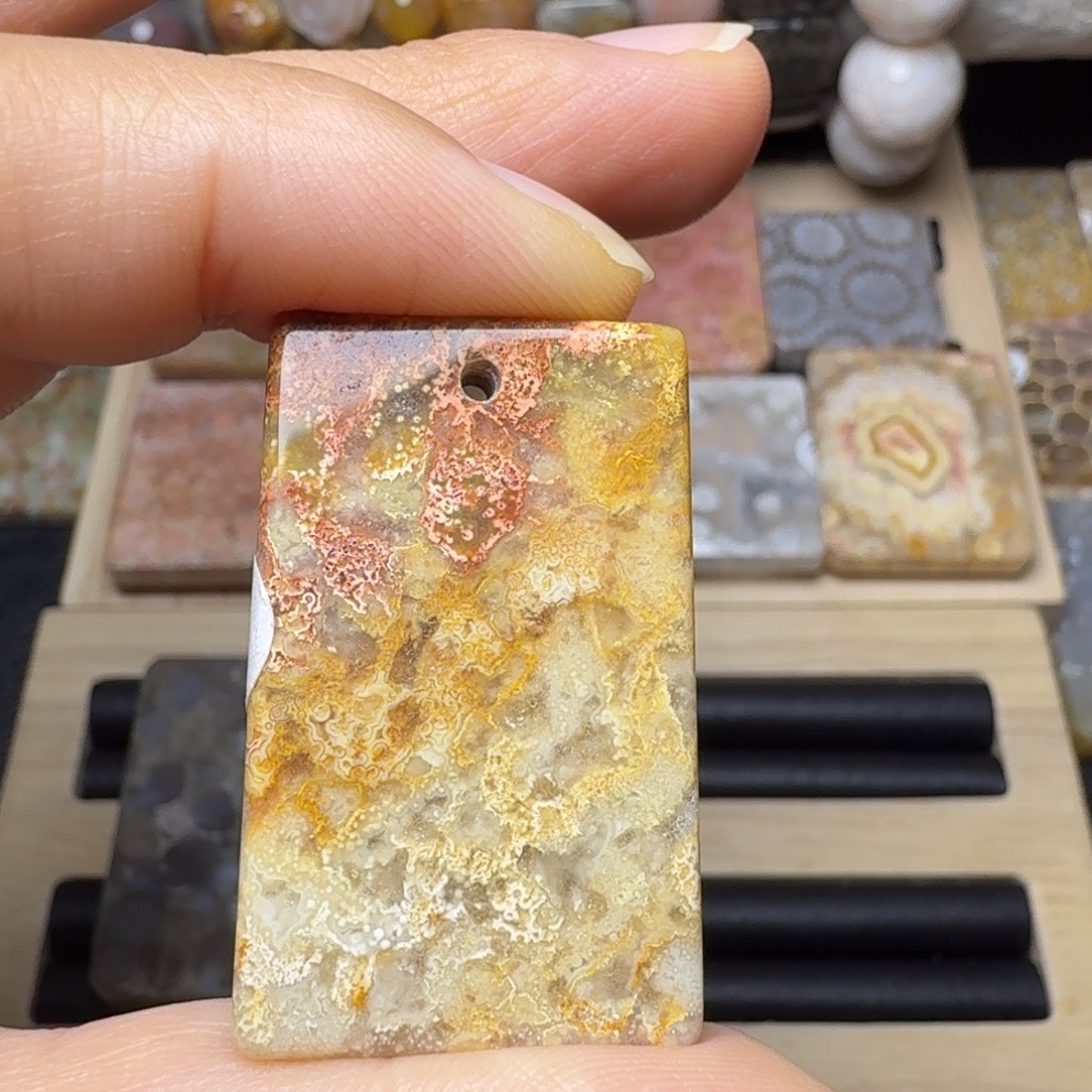 石英质玉未镶嵌飘彩 共生