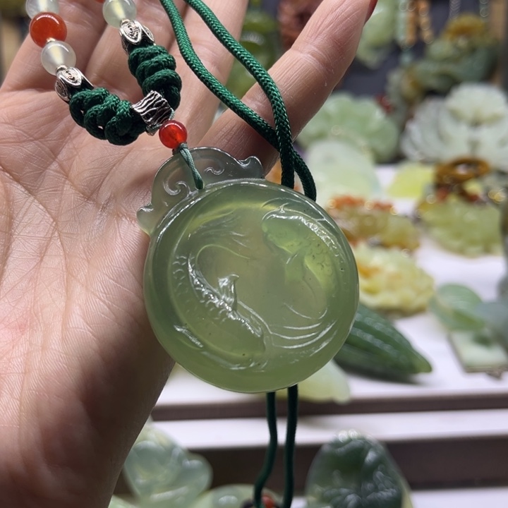 蛇纹石玉未镶嵌颈饰