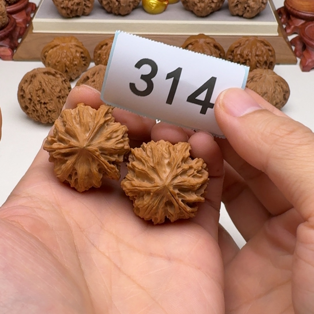 文玩核桃吊坠三棱35