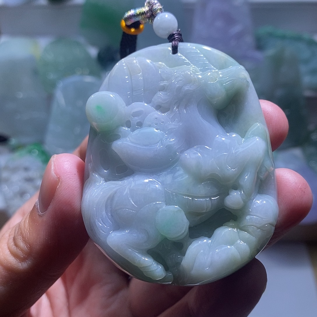 翡翠未镶嵌颈饰马牌