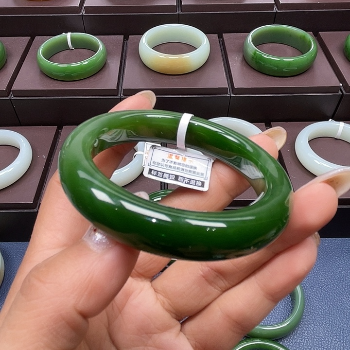 和田玉（碧玉）未镶嵌手镯