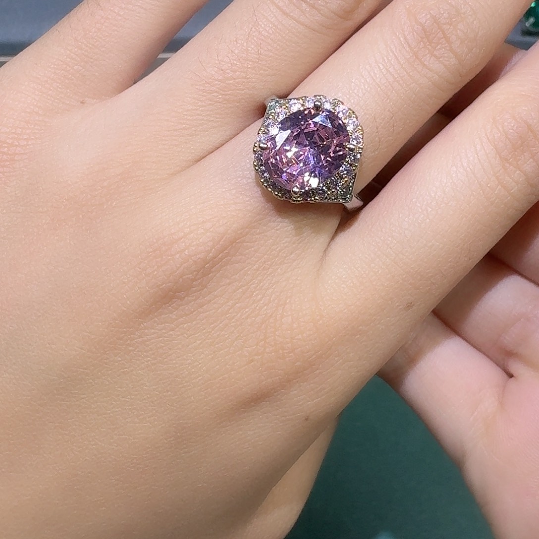 18K金镶嵌蓝宝石戒指