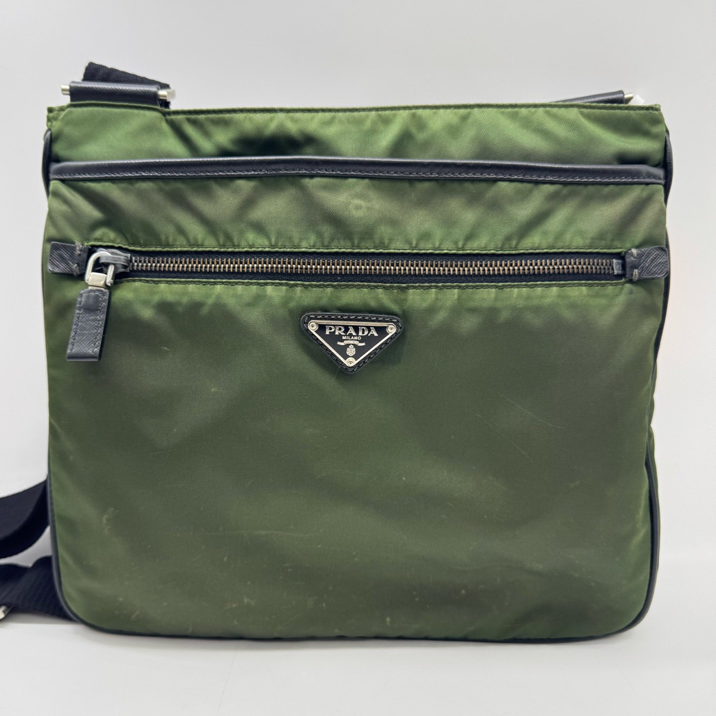 95新 Prada/普拉达 军绿色尼龙三角标斜挎包 尺寸29/26包面瑕疵