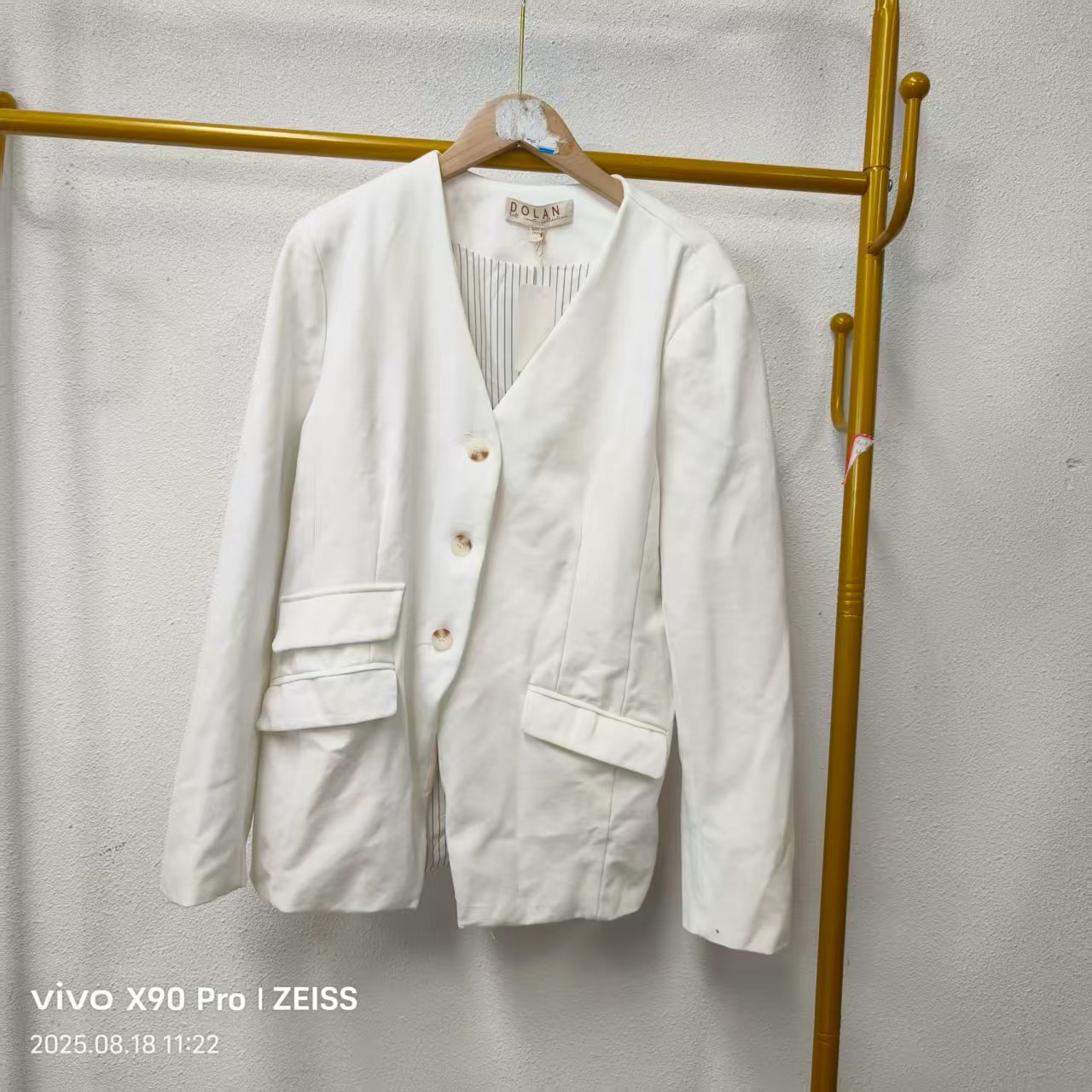 唯琳剪标  A11-19-2017款  白色微发黄通勤风纽扣西装