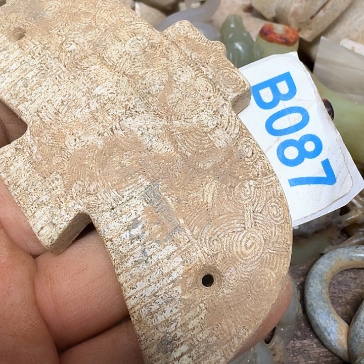 蛇纹石玉颈饰未镶嵌