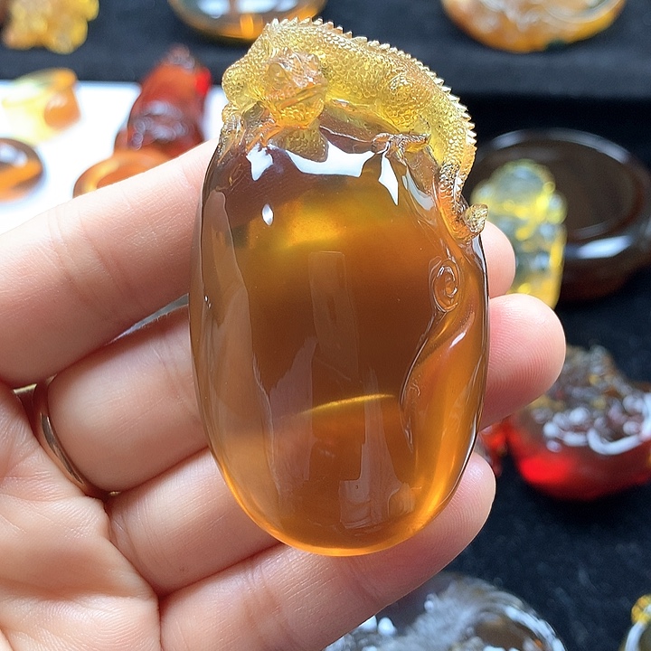 琥珀未镶嵌裸石大师工雕刻蜥蜴吊坠