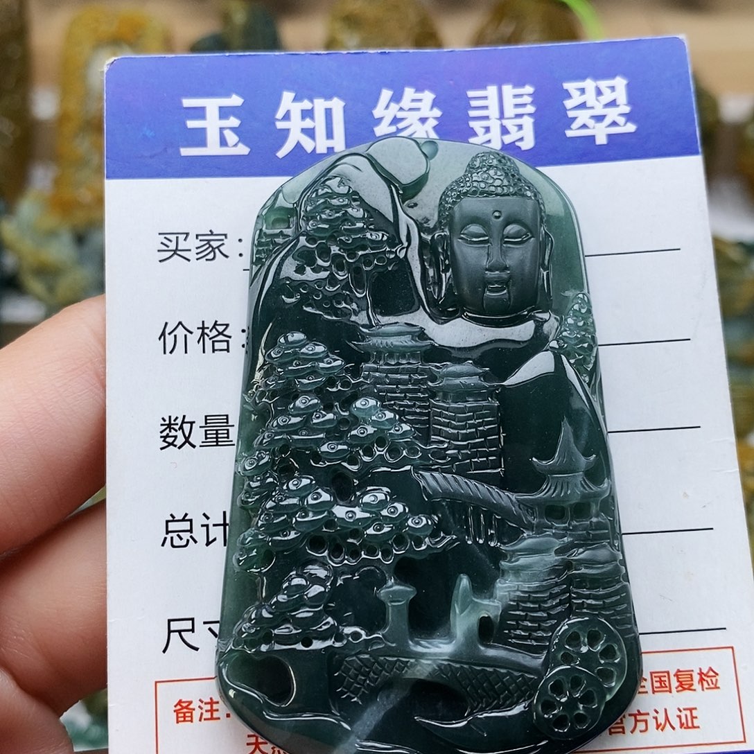 翡翠未镶嵌颈饰佛观天下