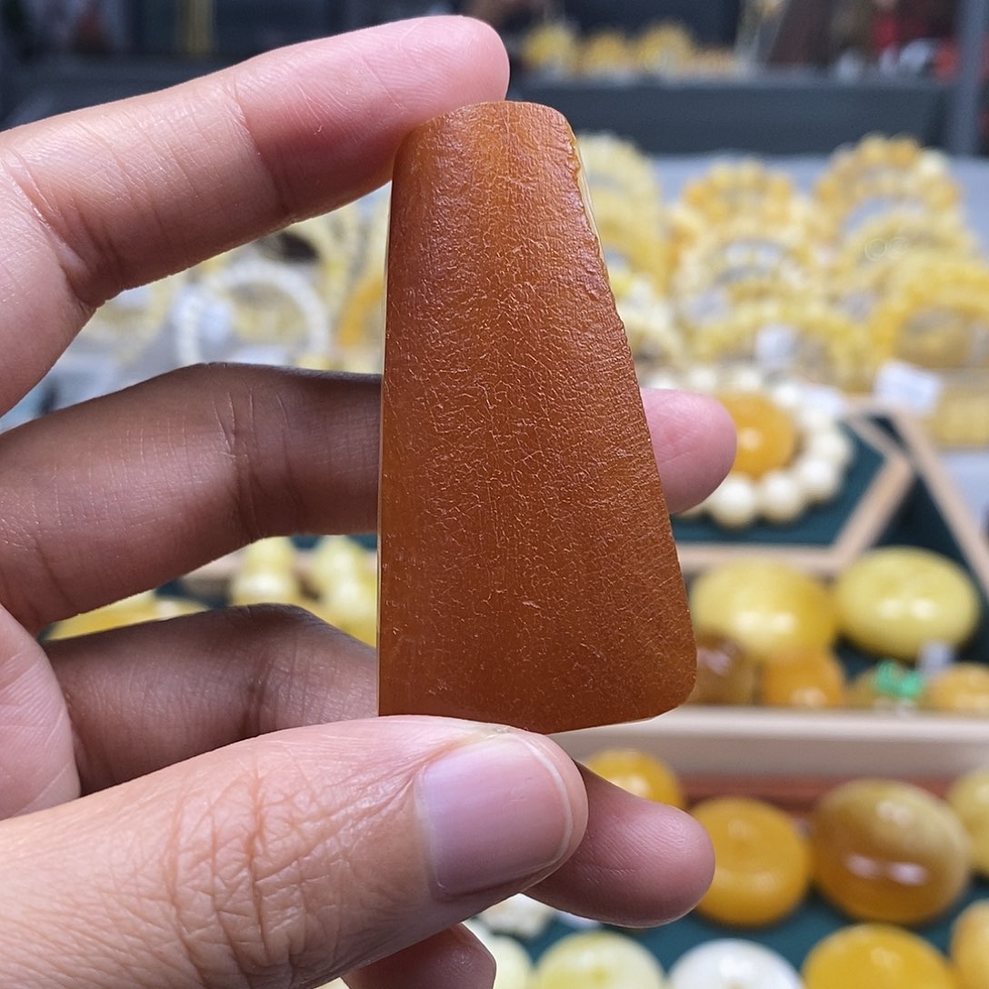 未镶嵌琥珀珠宝奇石24.08带皮切牌