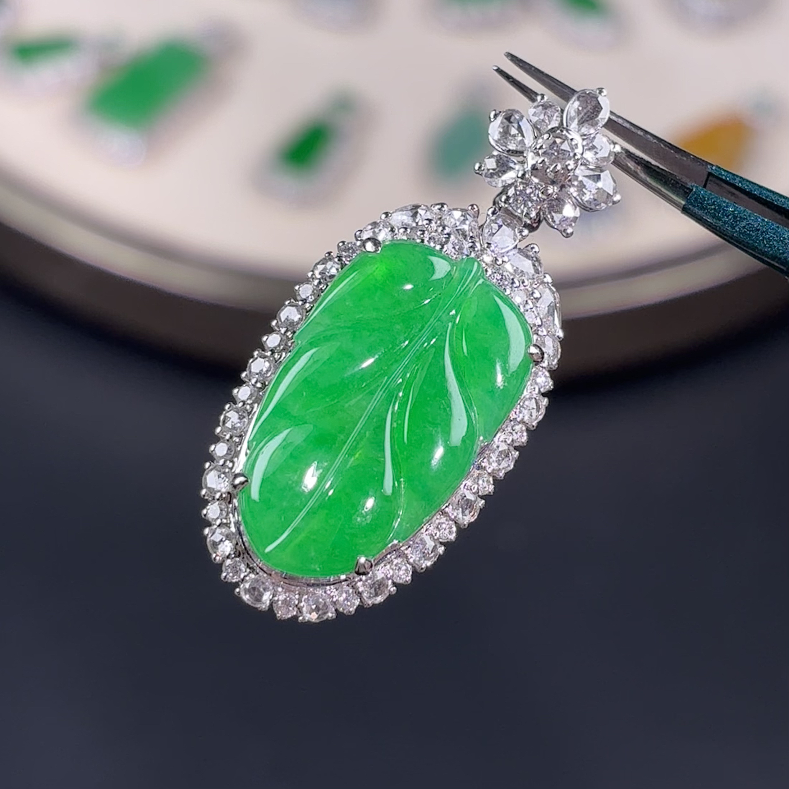 缅甸玉坠翡翠18k金镶嵌叶子气质时尚冰阳绿满绿高冰精美满色冰绿