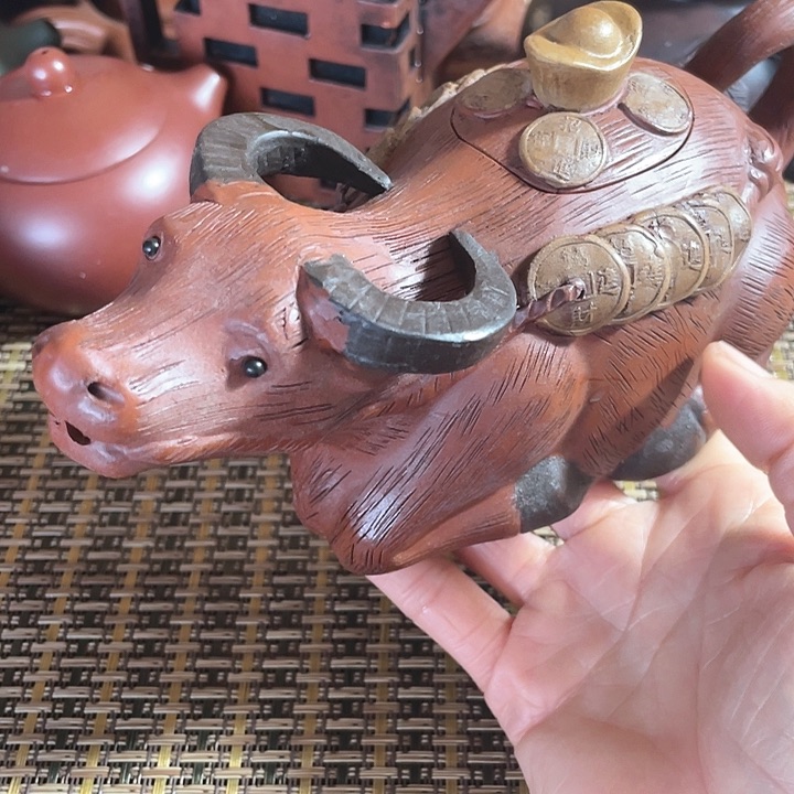 紫砂茶壶泥料手工制作的紫砂壶。