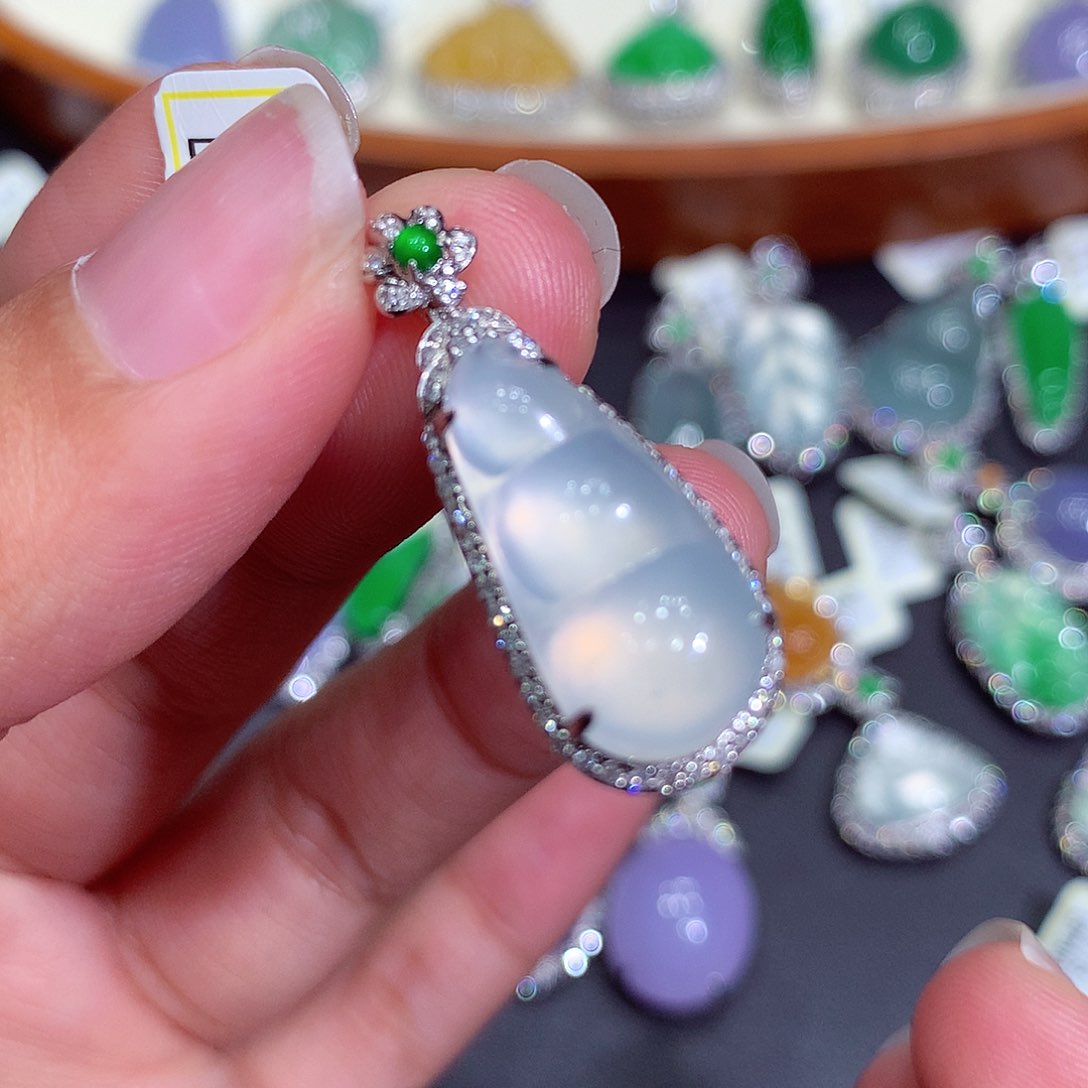 翡翠吊坠(不含链)18K金镶嵌