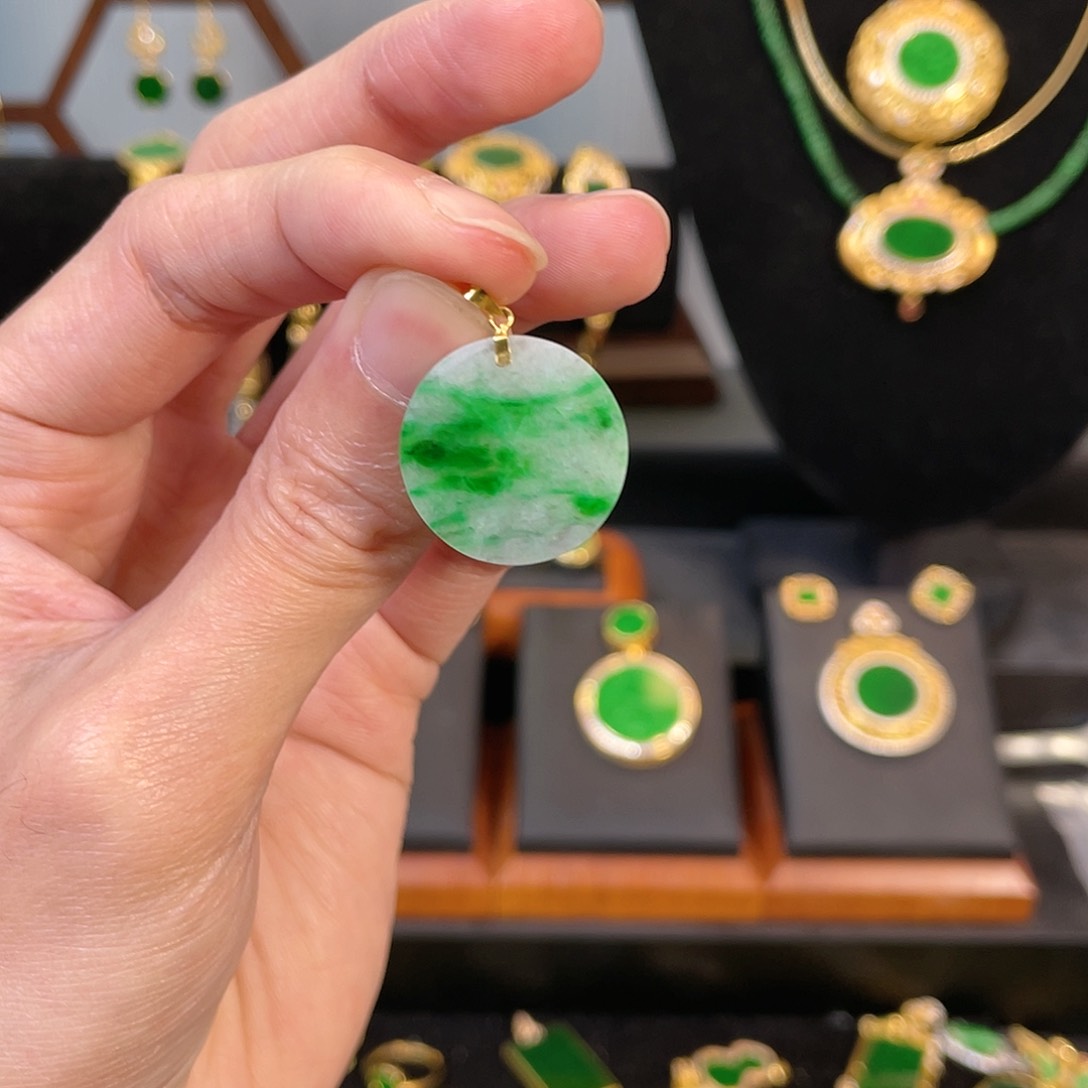 翡翠吊坠(赠链)18K金镶嵌