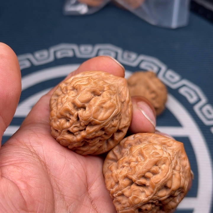 文玩核桃吊坠白*.金字塔