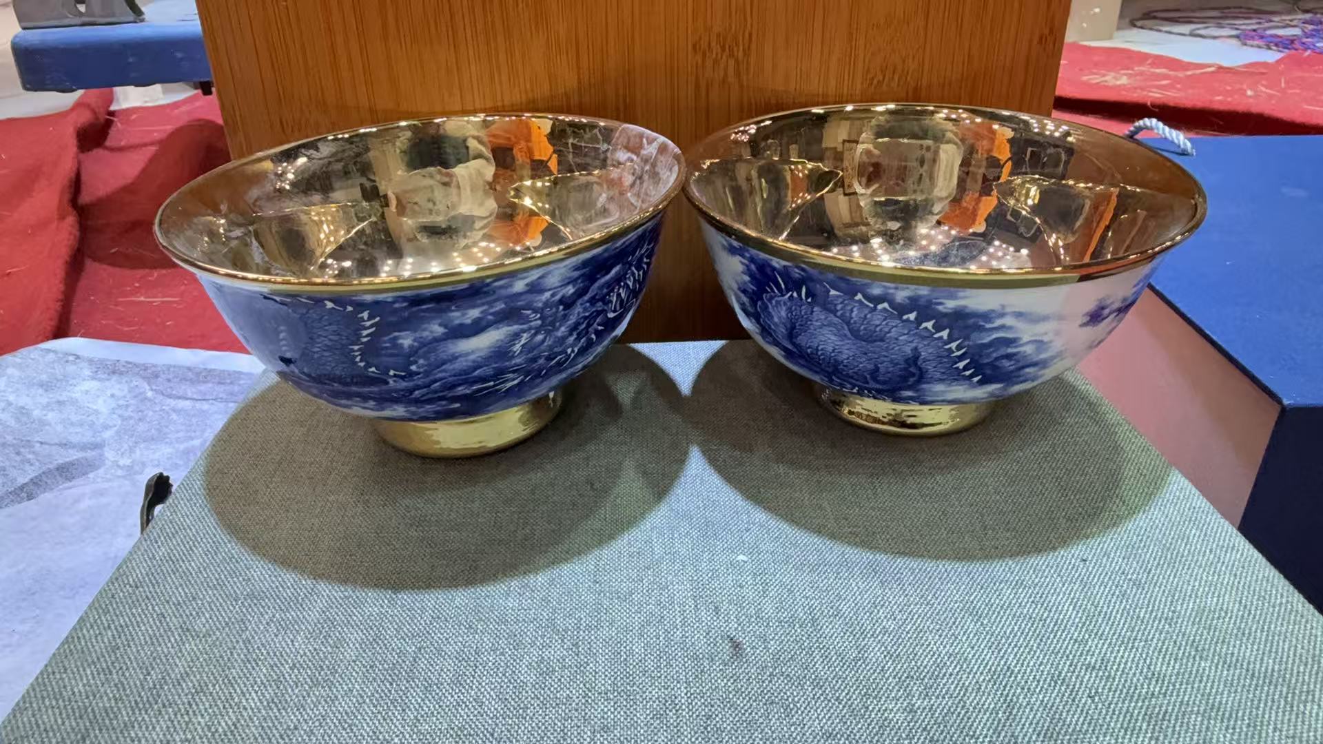 景德镇描金霁蓝留白龙纹碗一对