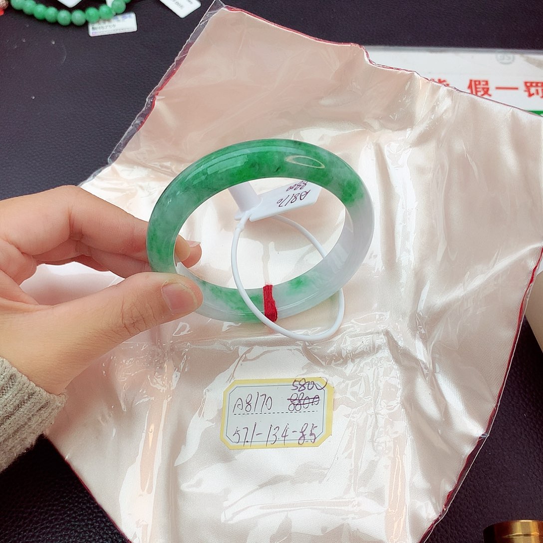 翡翠手镯未镶嵌翡翠