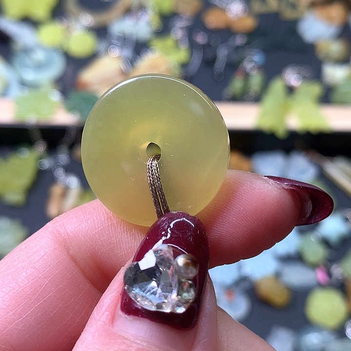 蛇纹石玉颈饰未镶嵌