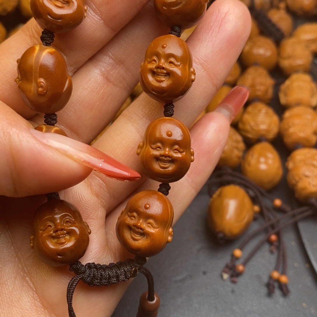 橄榄核吊坠十分开心