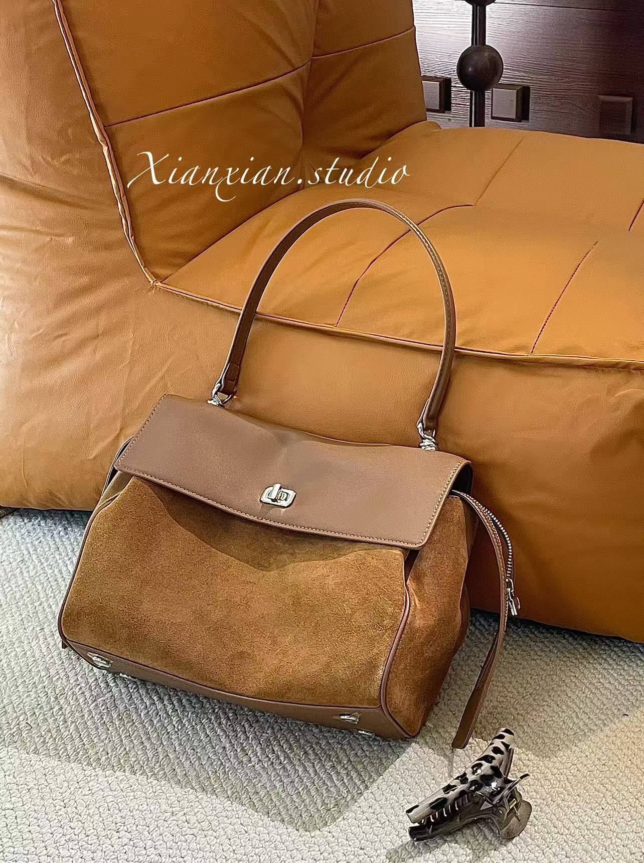 仙仙Studio. 磨砂牛皮拼皮 邮差包 翻盖拉链包 腋下斜挎包