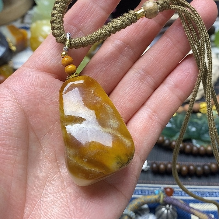 蛇纹石玉未镶嵌颈饰