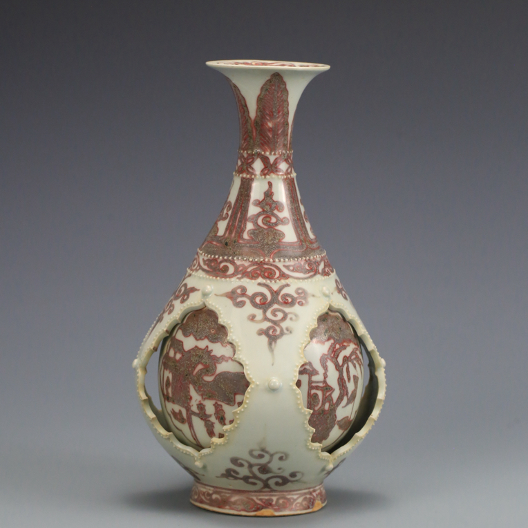 釉里红镂空开窗山水瓶