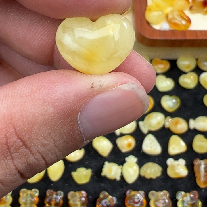 琥珀吊坠(不含链)未镶嵌爱心1.22克