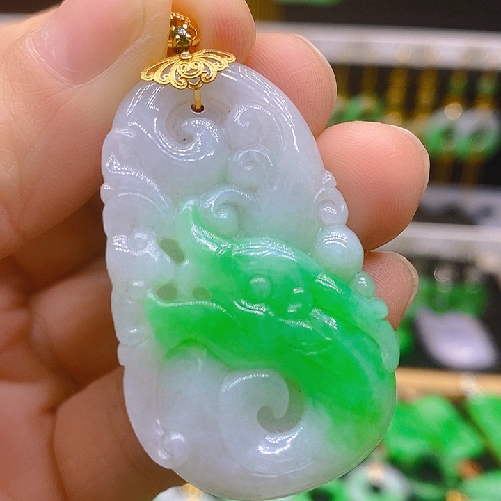 翡翠吊坠(赠链)18K金镶嵌吊坠