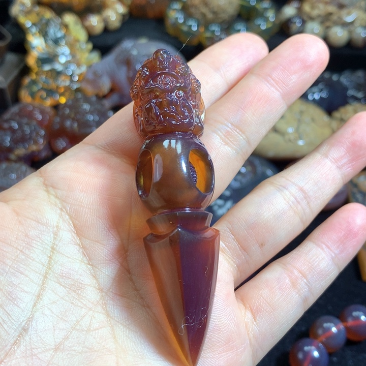 琥珀颈饰未镶嵌棕红雕刻件降魔杵