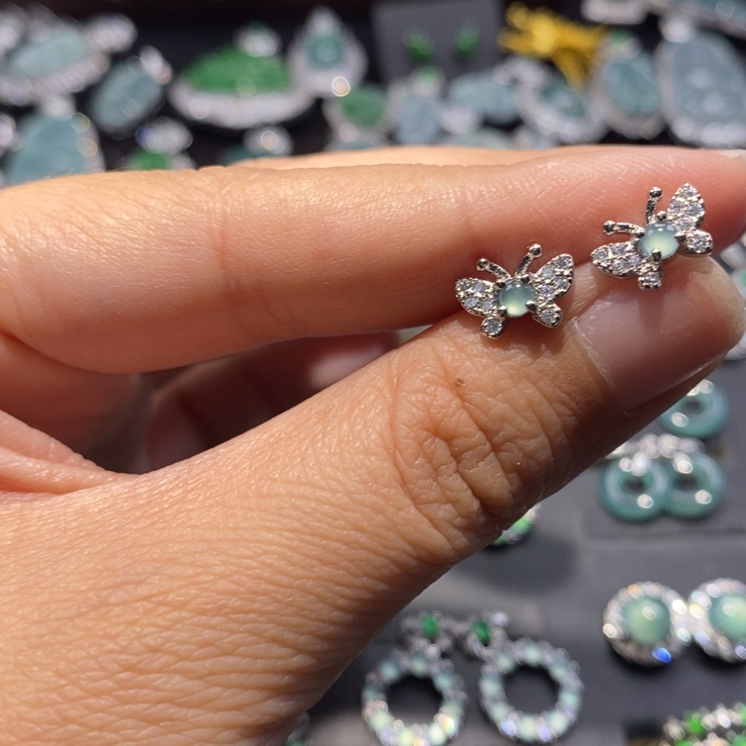 新***亮翡翠未镶嵌颈饰翡翠