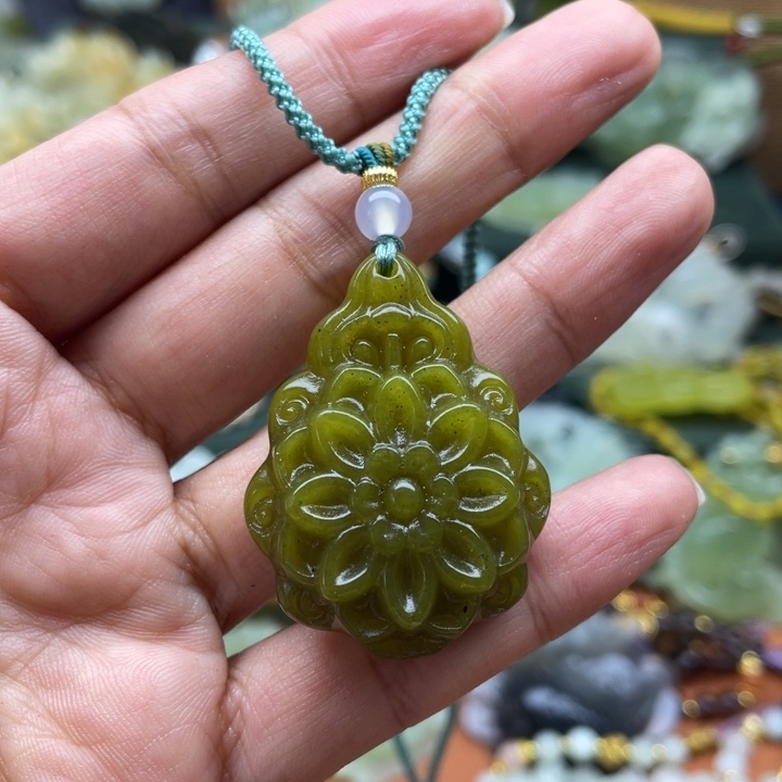 蛇纹石玉未镶嵌吊坠