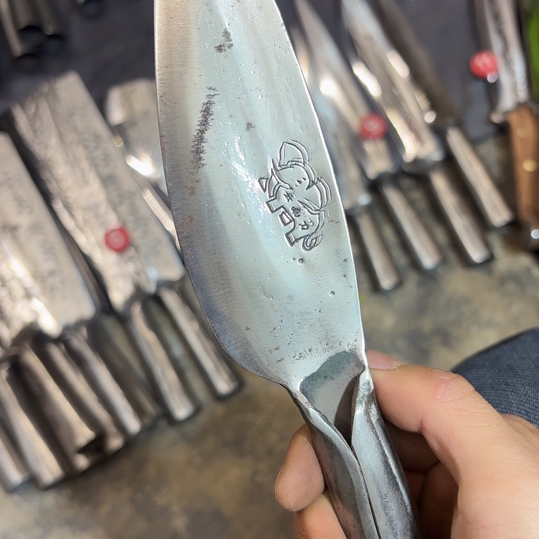 沉***。高碳锰钢云南阿老表手工锻打刀