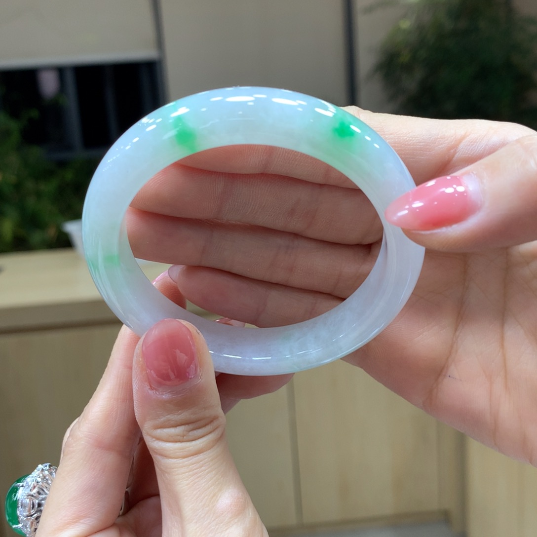 翡翠手镯未镶嵌英****化不退不换