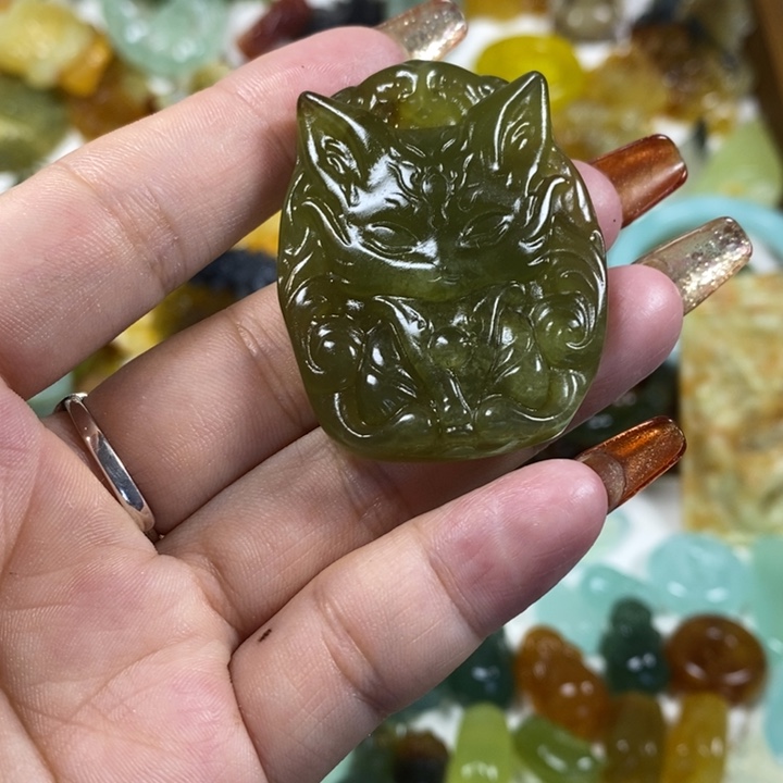 未镶嵌蛇纹石玉吊坠