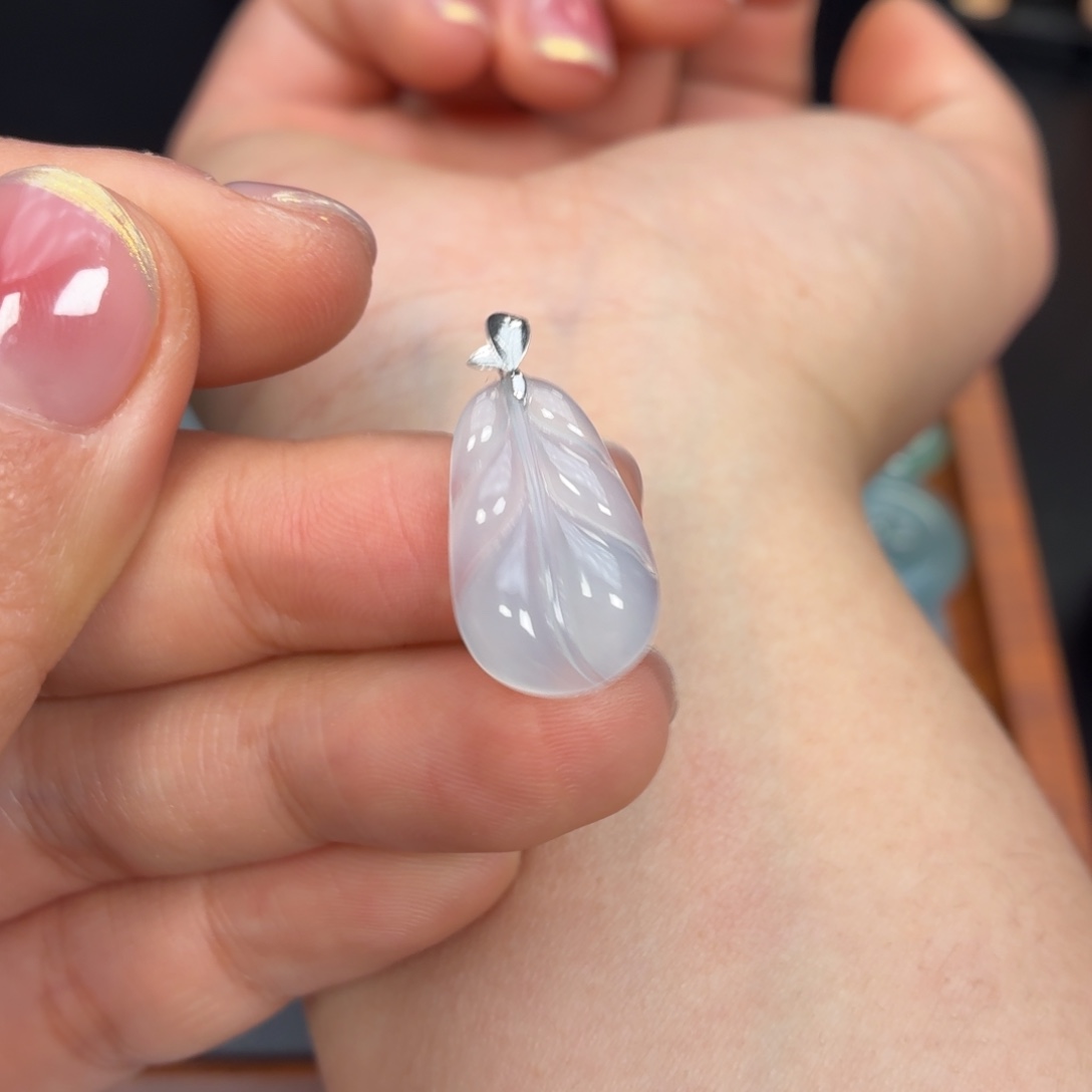 翡翠18K金镶嵌颈饰无暇冰叶子