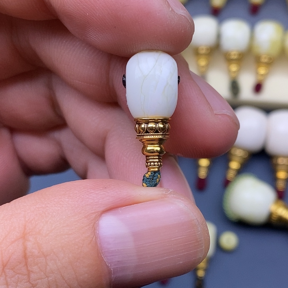 文***孟琥珀18K金镶嵌裸石9.2mm18K金塔斯三通