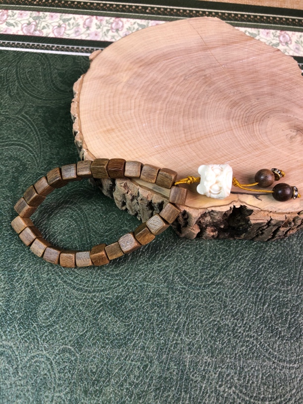 8精美绿檀醒狮手串