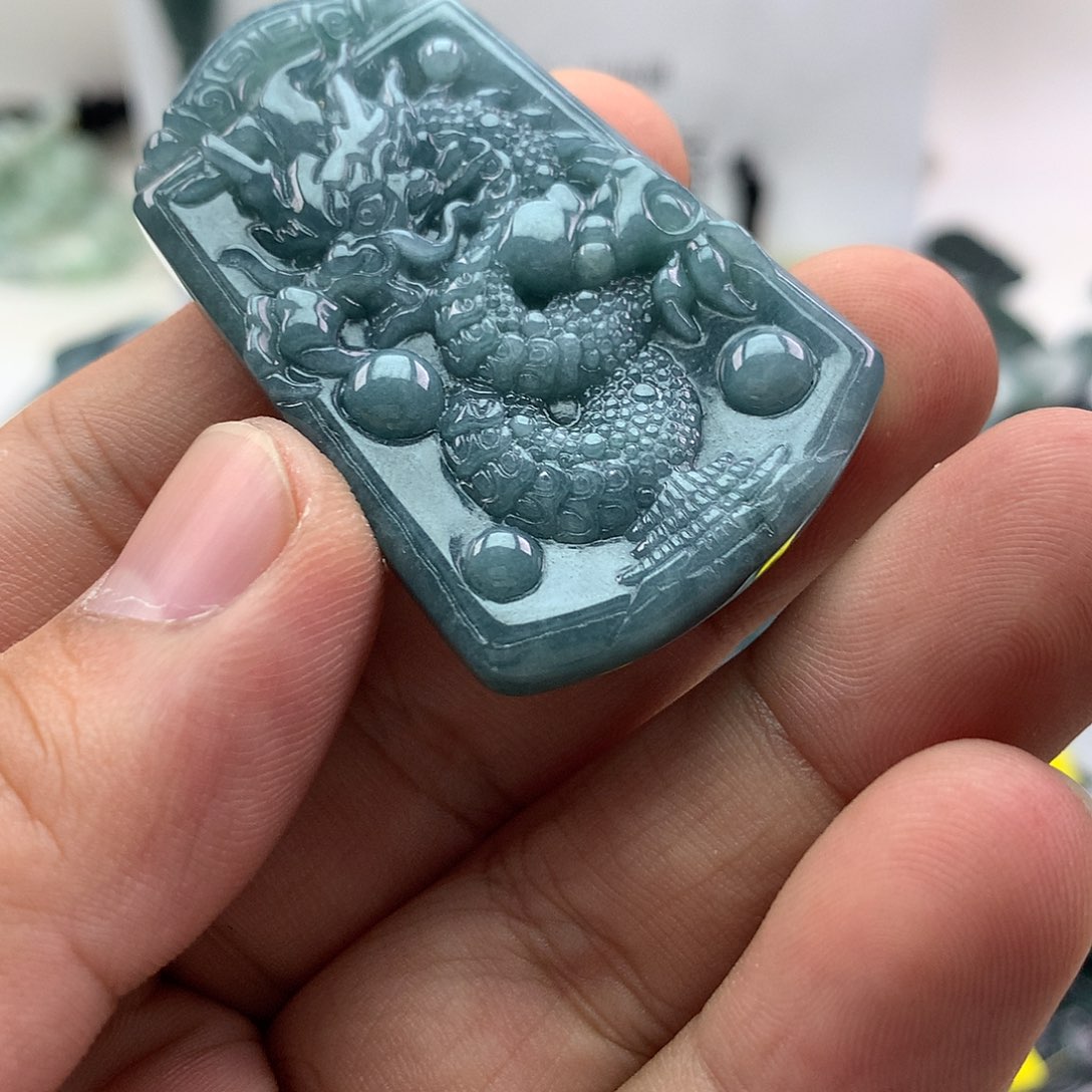 翡翠未镶嵌颈饰龙牌